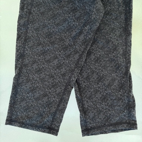 Tek Gear Black and Gray Heathered Capri Leggings ~ Women’s XL - Picture 3 of 7